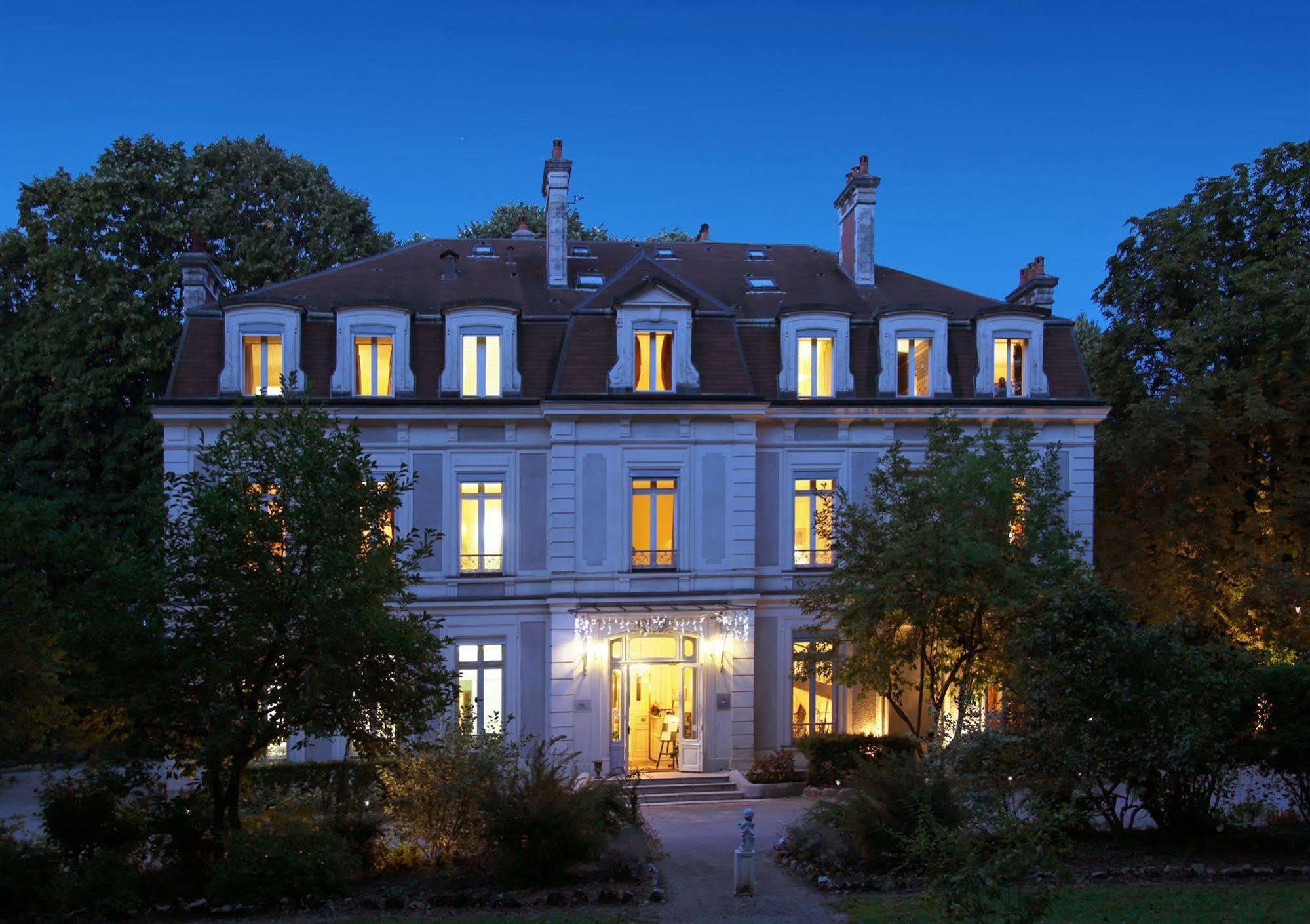 Hotel Chateau De La Dame Blanche - Logis Geneuille Exterior foto